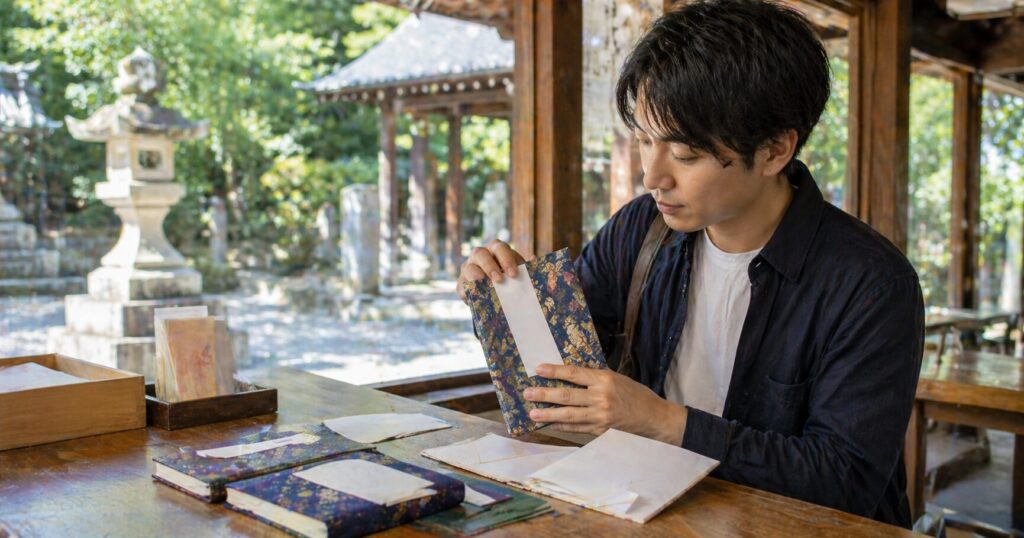 日本人男性が御朱印帳の表題と貼り方を確認