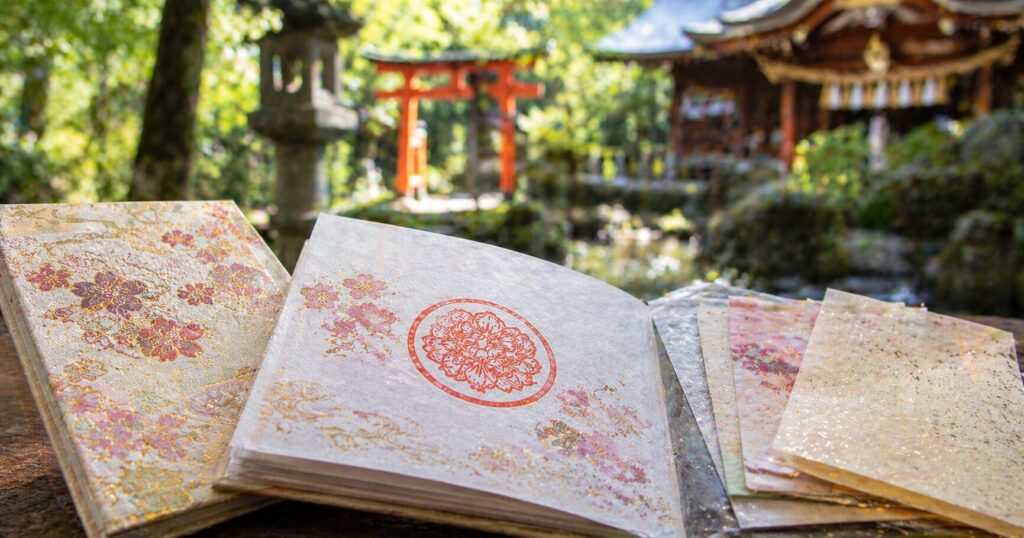 九州で出会う珍しい御朱印をテーマに、限定デザインや特別な和紙素材の御朱印帳を紹介するイメージ