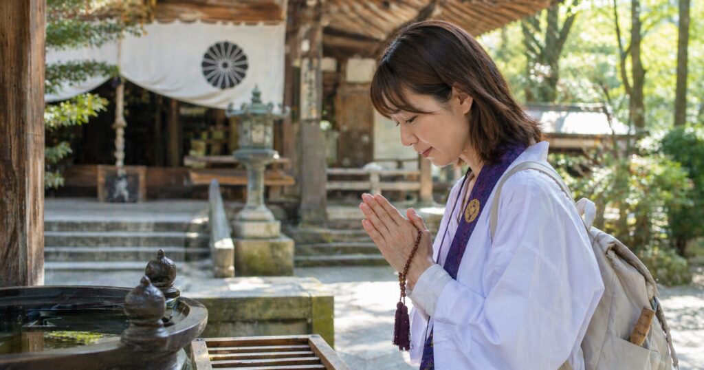 お遍路結願の意味を調べる日本人女性