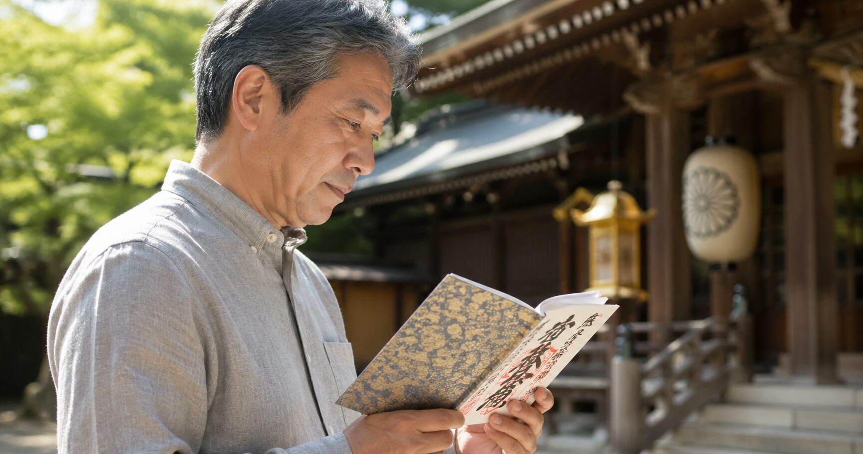 鋸山日本寺の御朱印を調べる日本人男性